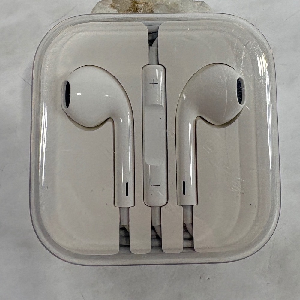 Apple‎ EarPods with 3.5mm Headphone Plug Wired Earbuds with Remote and Mic White